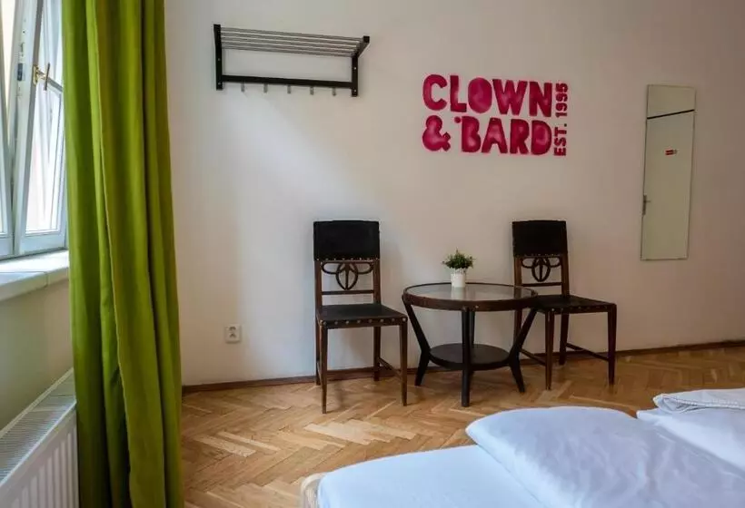 اتاق استاندارد, Clown And Bard Hostel