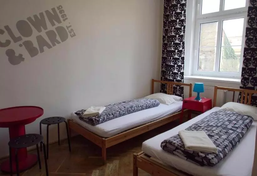 اتاق استاندارد سه تخته با سرویس بهداشتی مشترک, Clown And Bard Hostel