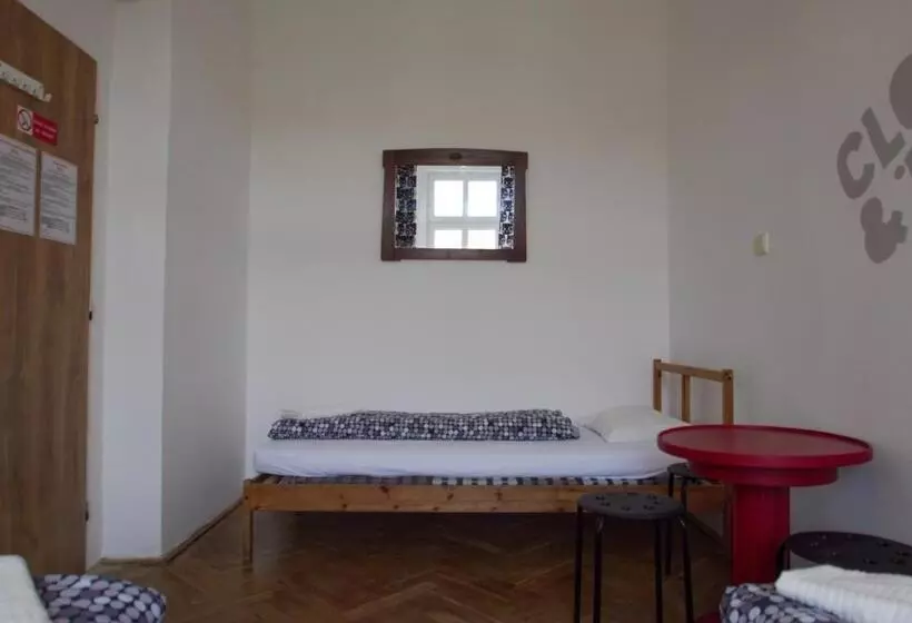 اتاق استاندارد سه تخته با سرویس بهداشتی مشترک, Clown And Bard Hostel