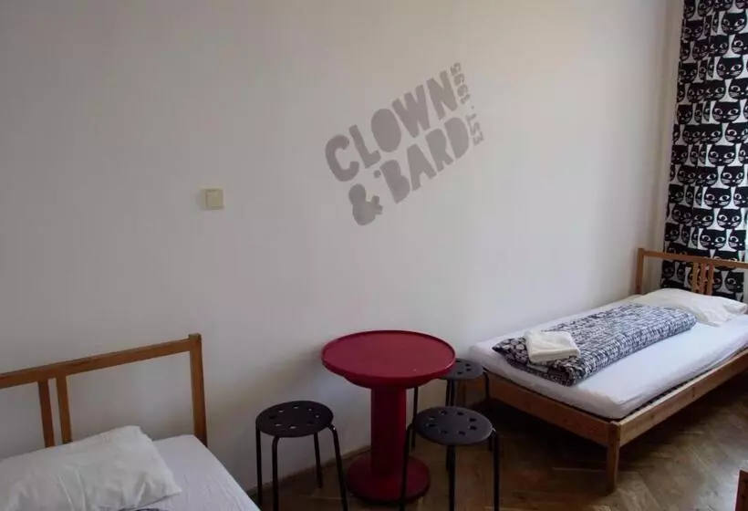 اتاق استاندارد سه تخته با سرویس بهداشتی مشترک, Clown And Bard Hostel