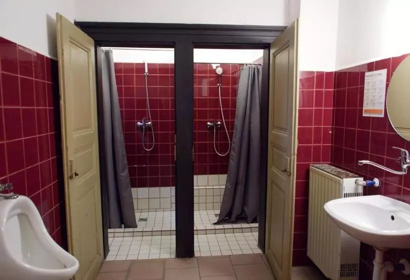 اتاق استاندارد سه تخته با سرویس بهداشتی مشترک, Clown And Bard Hostel