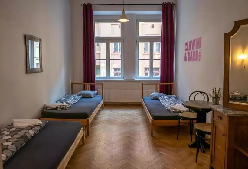 اتاق استاندارد سه نفره, Clown And Bard Hostel