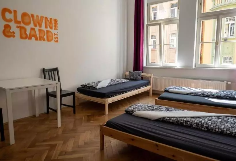 اتاق استاندارد سه نفره, Clown And Bard Hostel