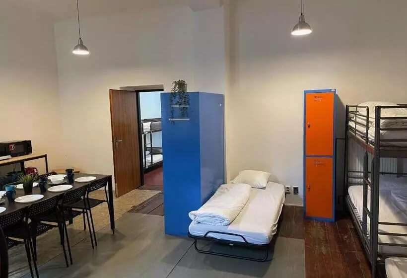 تختخواب در اتاق مشترک, Clown And Bard Hostel