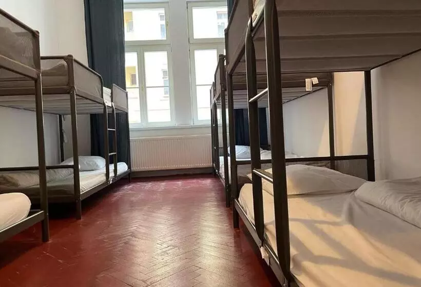 تختخواب در اتاق مشترک, Clown And Bard Hostel