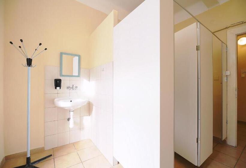 اتاق استاندارد یک تخته با سرویس بهداشتی مشترک, Hostel Dakura