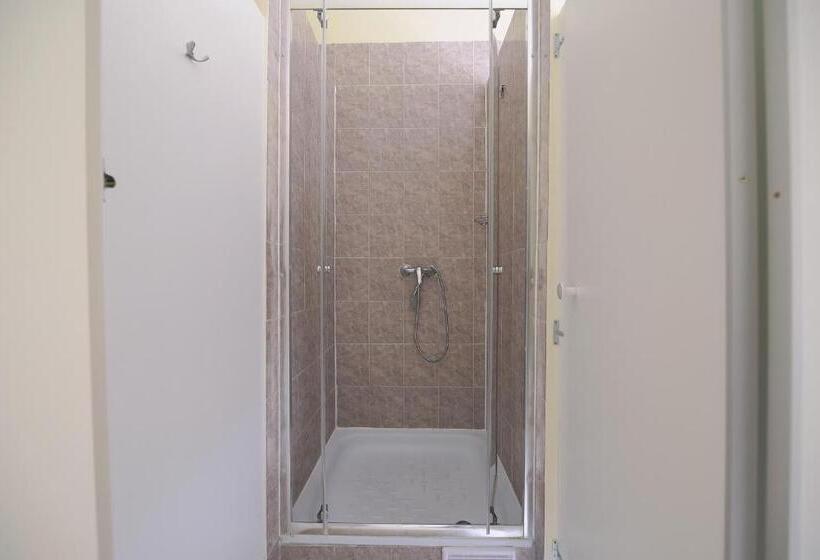 اتاق استاندارد با سرویس بهداشتی مشترک, Hostel Dakura