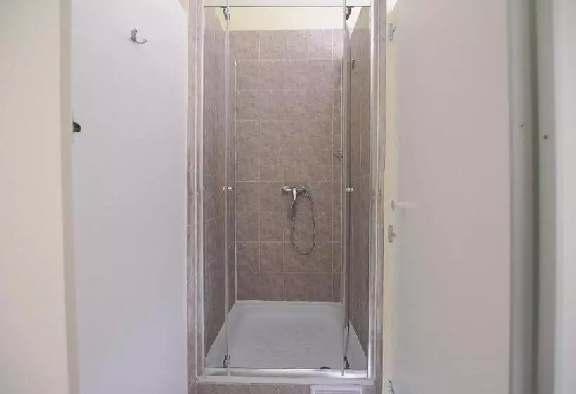 Quarto Estandar Banheiro Compartilhado, Hostel Dakura