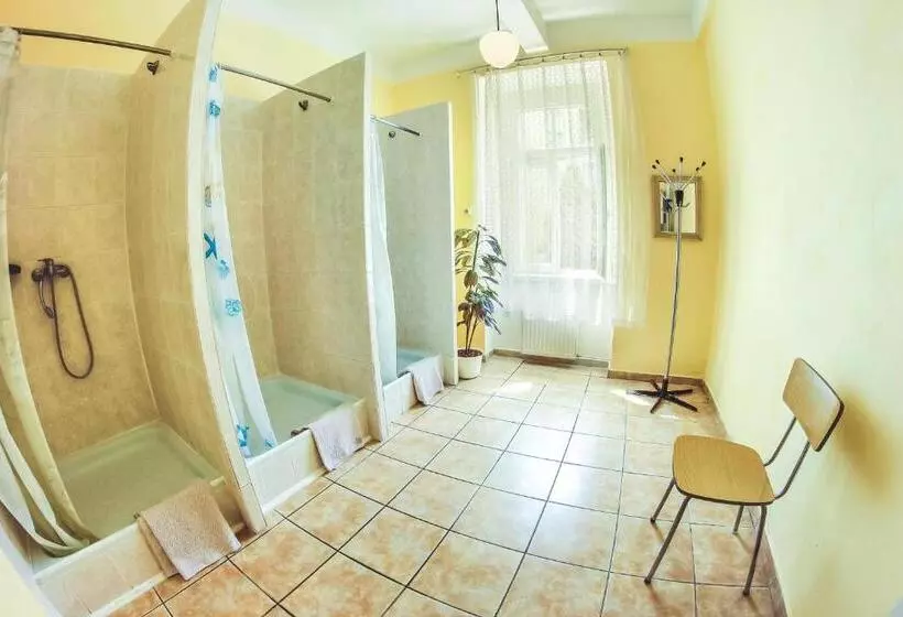 Quarto Triplo Estandar Banheiro Compartilhado, Hostel Dakura