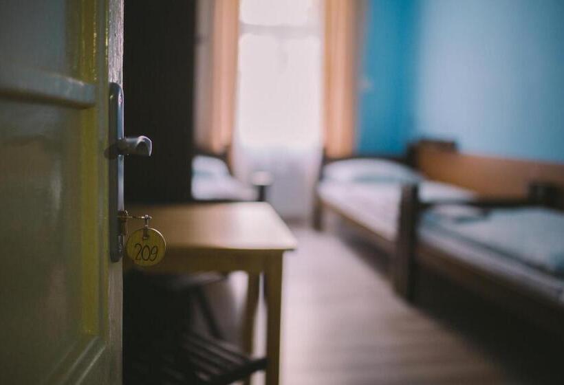 اتاق استاندارد سه تخته با سرویس بهداشتی مشترک, Hostel Dakura
