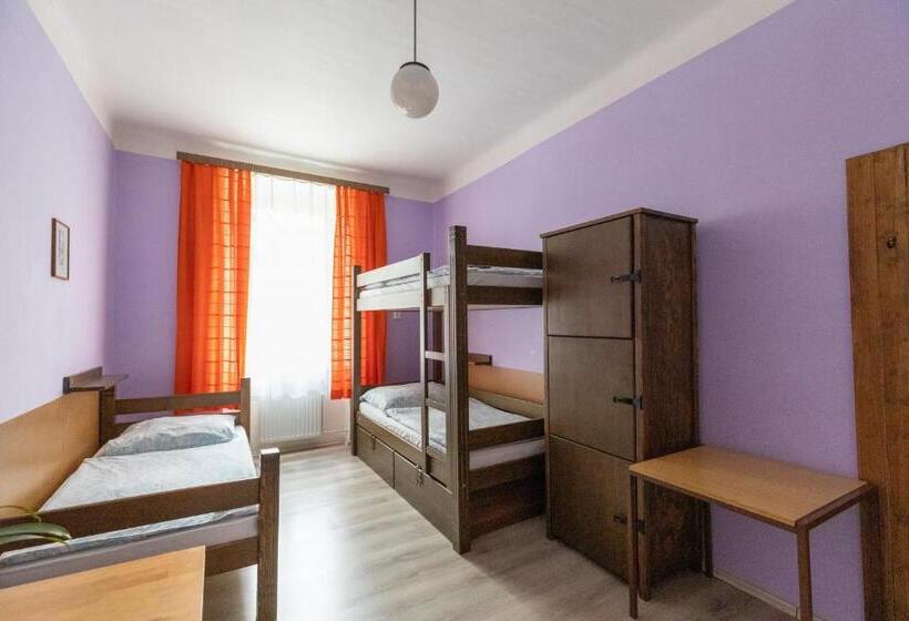 اتاق استاندارد سه تخته با سرویس بهداشتی مشترک, Hostel Dakura