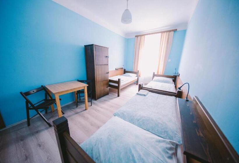 اتاق استاندارد سه تخته با سرویس بهداشتی مشترک, Hostel Dakura