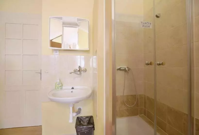 Quarto Estandar, Hostel Dakura