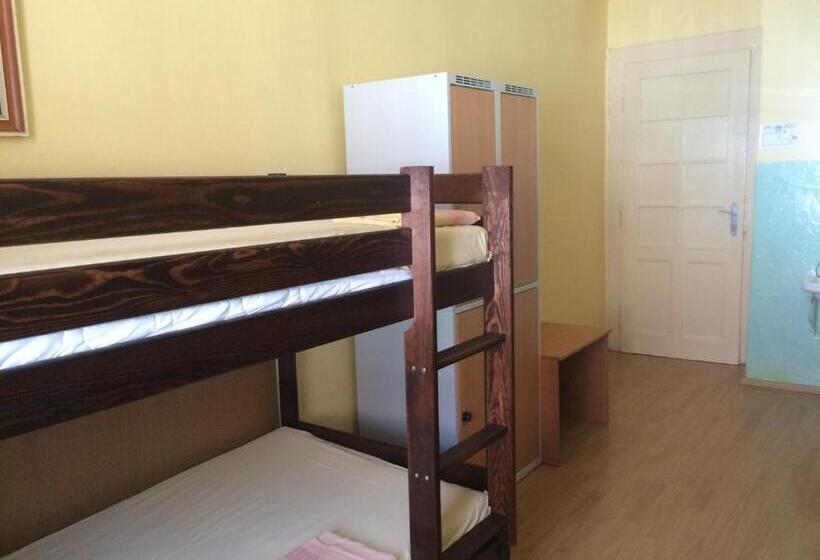 تختخواب در اتاق مشترک, Hostel Dakura