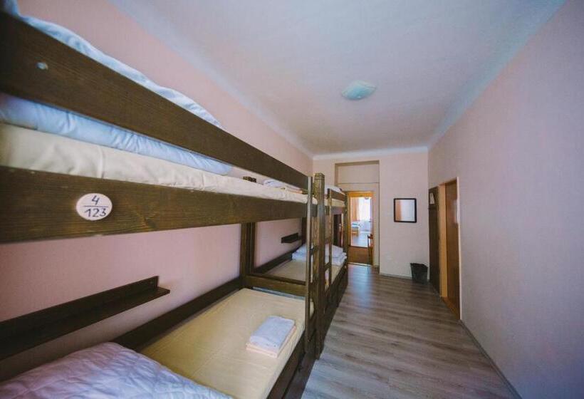 تختخواب در اتاق مشترک, Hostel Dakura