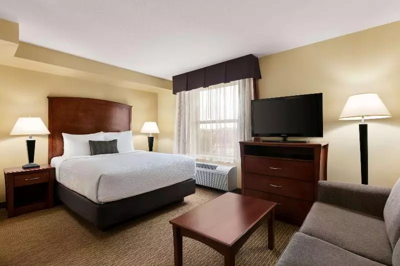 キングサイズベッドのスイートルーム, Days Inn & Suites By Wyndham Sherwood Park Edmonton