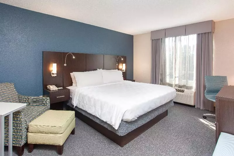 キングサイズベッドのスタンダードルーム, Holiday Inn Hotel & Suites Tallahassee Conference Center North, An Ihg