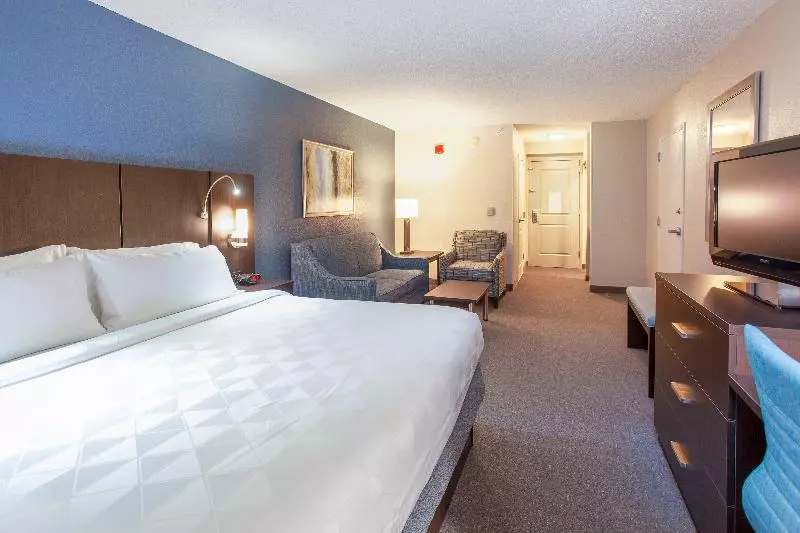 キングサイズベッドのスイートルーム, Holiday Inn Hotel & Suites Tallahassee Conference Center North, An Ihg