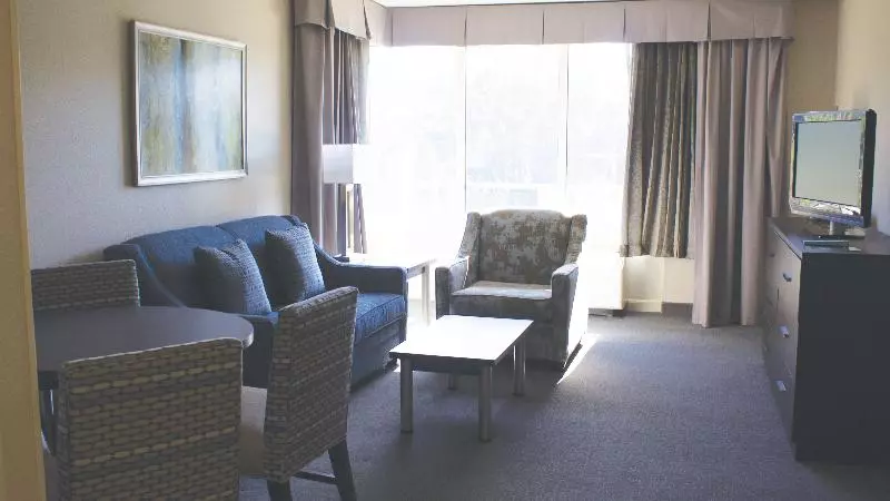 キングサイズベッドのスイートルーム, Holiday Inn Hotel & Suites Tallahassee Conference Center North, An Ihg