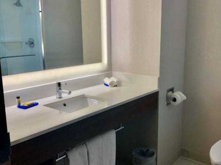 스위트, Holiday Inn Express Hotel & Suites Clewiston, An Ihg