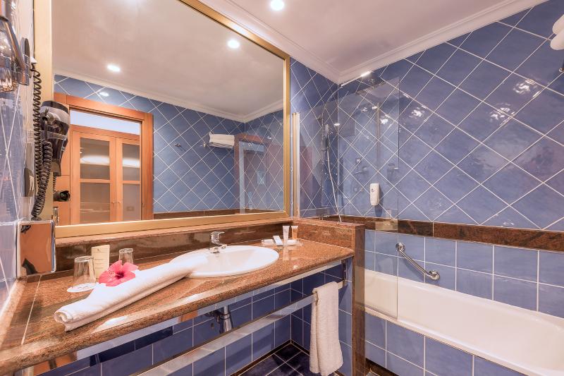 جناح إدارى, Holiday Inn Express Hotel & Suites Swansea, An Ihg