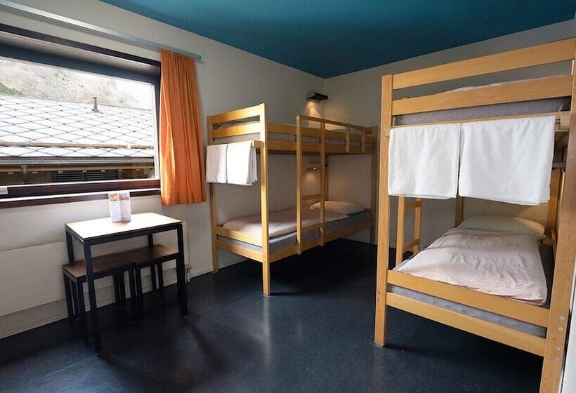 اتاق استاندارد چهارنفره با سرویس بهداشتی مشترک, Zermatt Youth Hostel