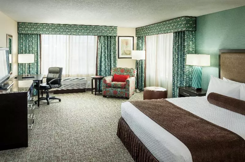 キングサイズベッドのスタンダードルーム, Crowne Plaza Anchorage Midtown, An Ihg