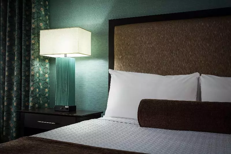 キングサイズベッドのスタンダードルーム, Crowne Plaza Anchorage Midtown, An Ihg