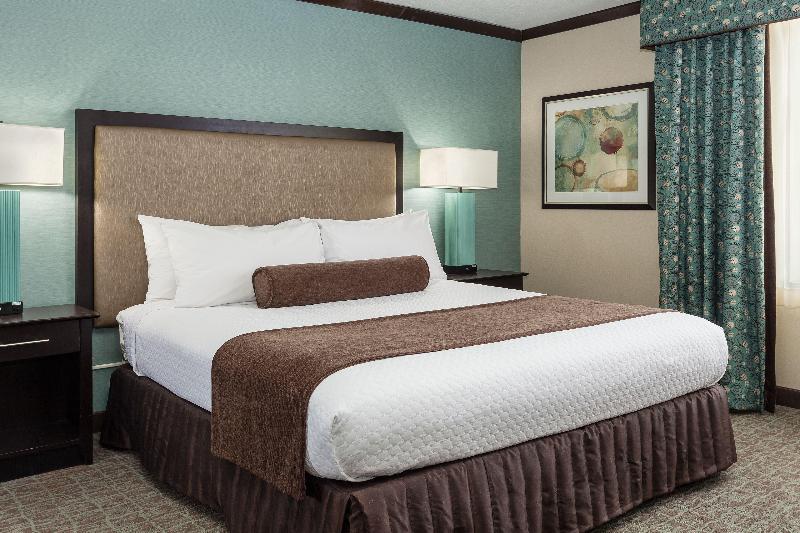 带大床的行政房间, Crowne Plaza Anchorage Midtown, An Ihg