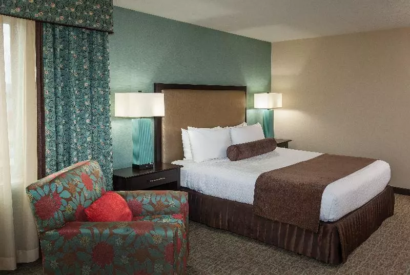 キングサイズベッドのエクゼクティブルーム, Crowne Plaza Anchorage Midtown, An Ihg