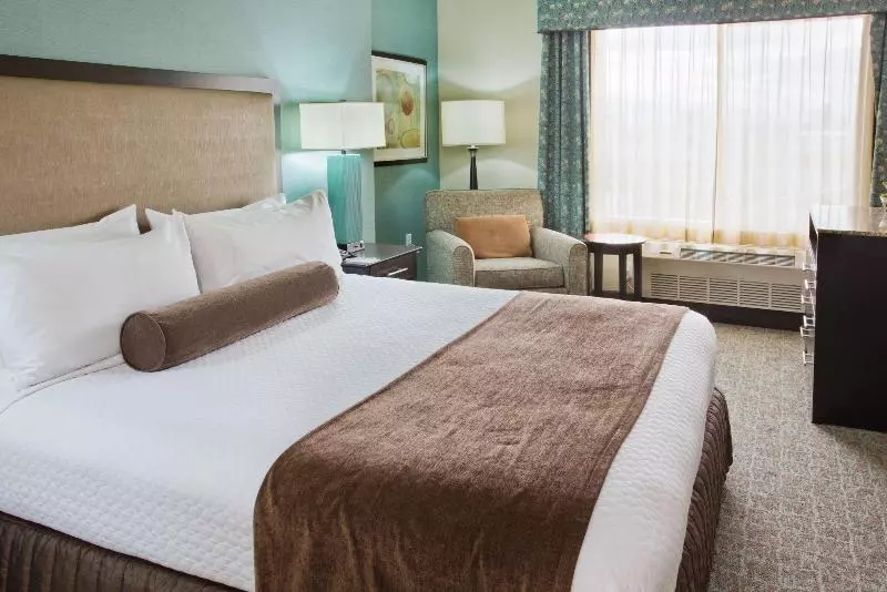 キングサイズベッドのエクゼクティブルーム, Crowne Plaza Anchorage Midtown, An Ihg