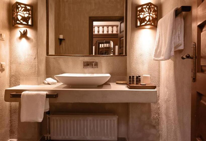 جناح, Katogi Averoff Hotel & Winery