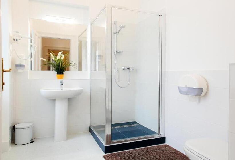 ルームシェアのワンベッド, Maverick Ensuites