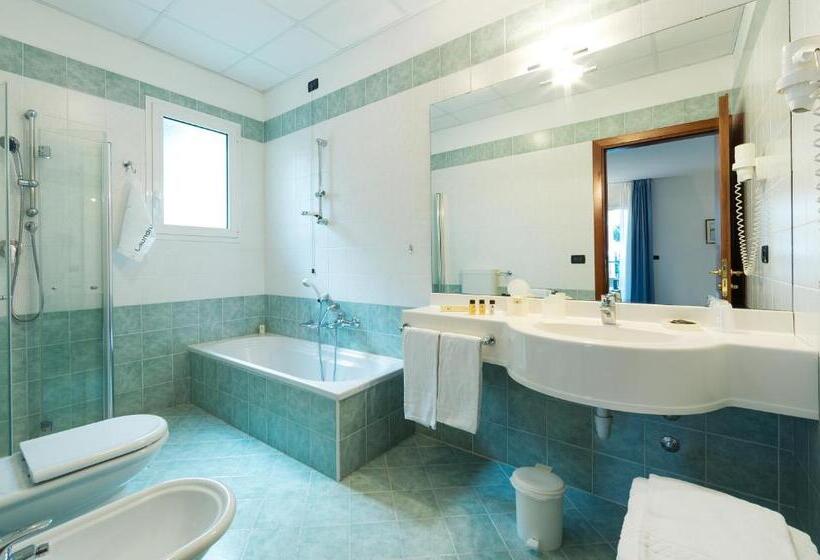 스탠다드 트리플 룸, Bauer & Sporting