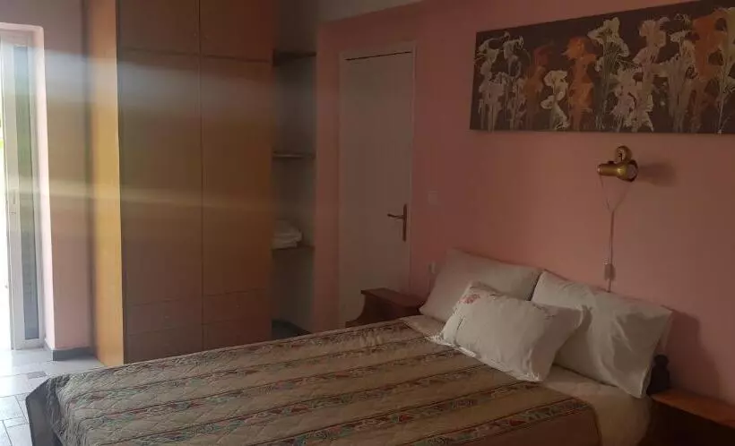 スタンダードスタジオ, Denise Apartments
