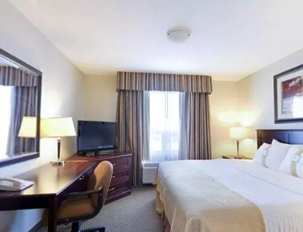 身障者適用キングサイズベッドルーム, Holiday Inn & Suites Lloydminster, An Ihg