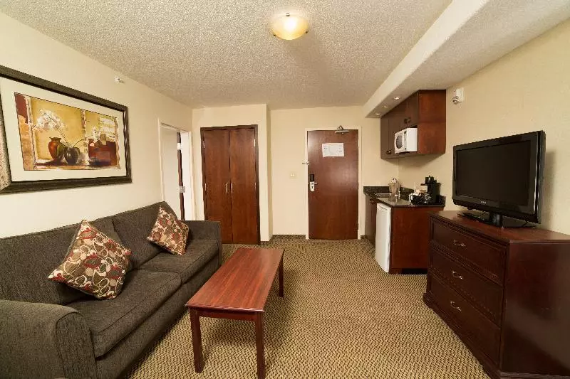 キングサイズベッドのスイートルーム, Holiday Inn & Suites Lloydminster, An Ihg