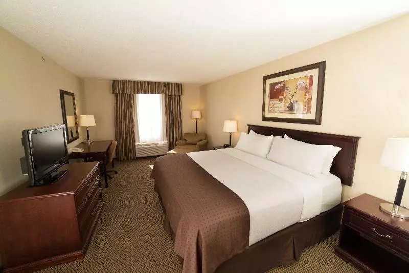 キングサイズベッドのスタンダードルーム, Holiday Inn & Suites Lloydminster, An Ihg