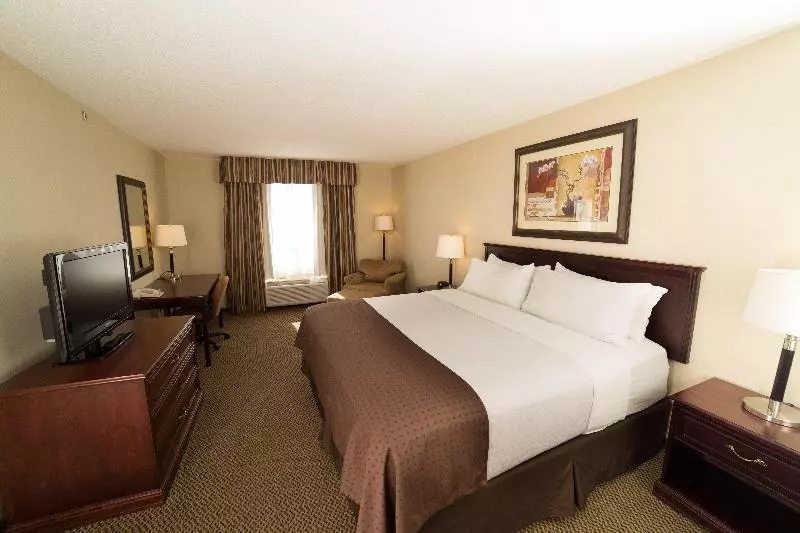 キングサイズベッドのスタンダードルーム, Holiday Inn & Suites Lloydminster, An Ihg