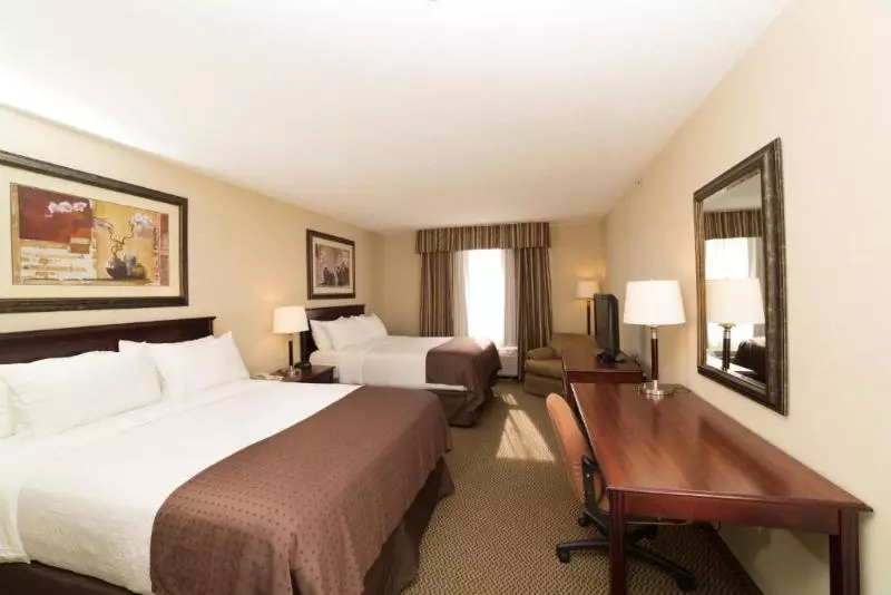 身障者適用クイーンサイズベッドルーム, Holiday Inn & Suites Lloydminster, An Ihg