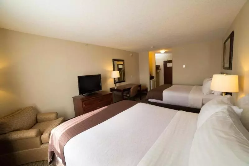 身障者適用クイーンサイズベッドルーム, Holiday Inn & Suites Lloydminster, An Ihg