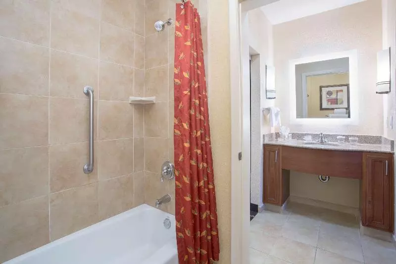 キングサイズベッドのスイートルーム, Holiday Inn & Suites Lloydminster, An Ihg