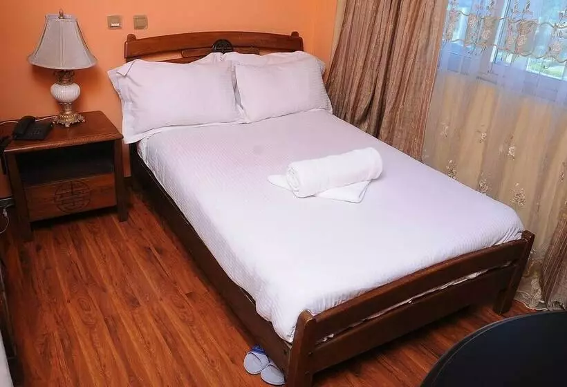 اتاق استاندارد یک نفره, Dimitri
