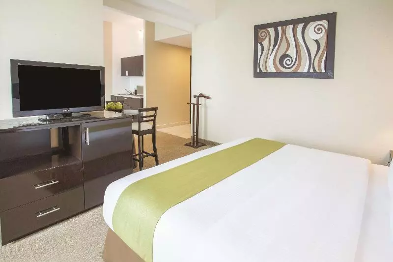 キングサイズベッドのスイートルーム, La Quinta By Wyndham Poza Rica