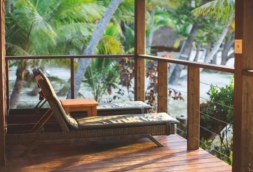 بانگلوی استاندارد با چشم‌انداز دریا, Oure Lodge Beach Resort