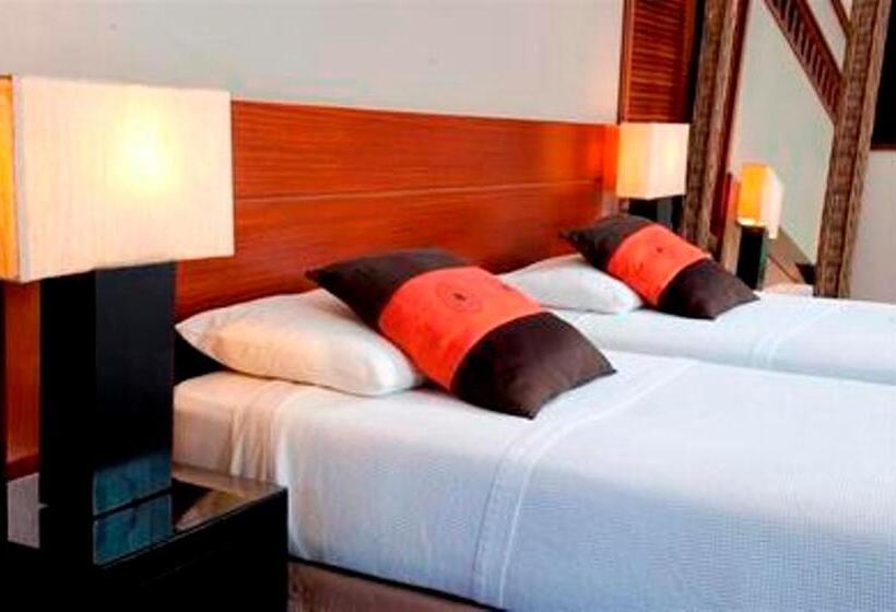 بانگلوی استاندارد با چشم‌انداز دریا, Oure Lodge Beach Resort