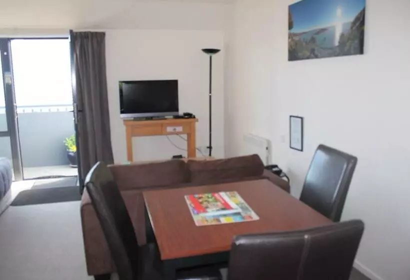ファミリーステューディオ, Sherborne Motor Lodge