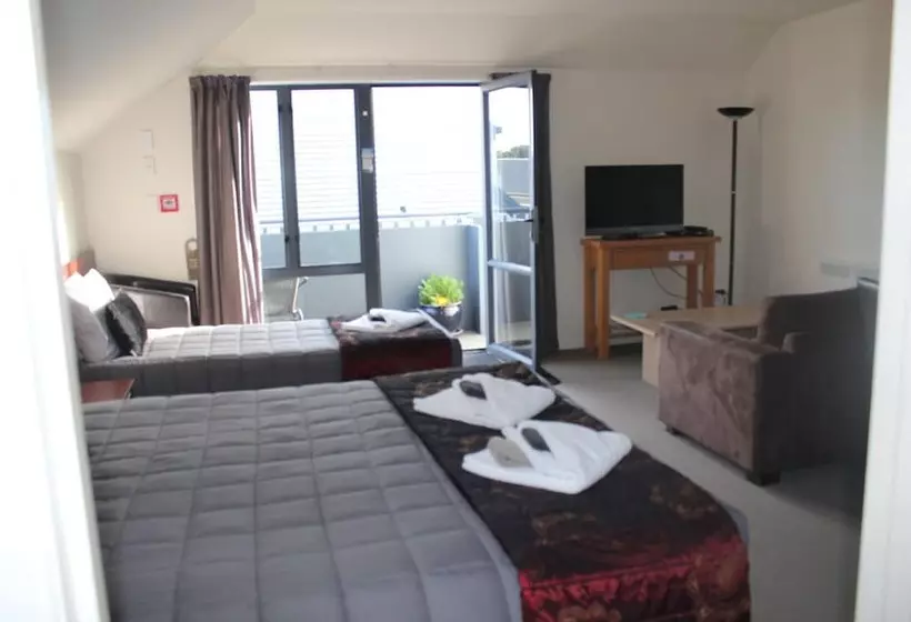 ファミリーステューディオ, Sherborne Motor Lodge