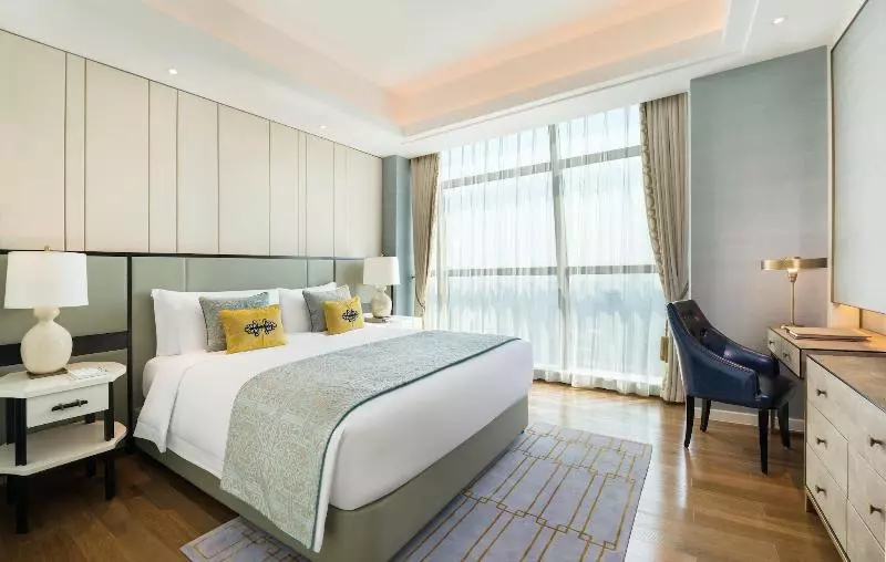 Deluxe Room King Bed & City View
