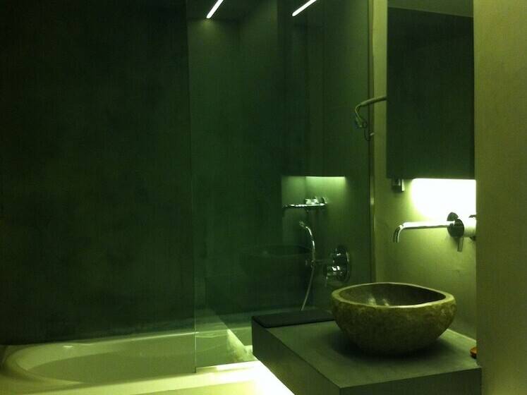 דירת חדר, Phaedra